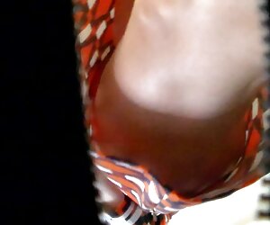 Mücevherlerini saklamak için çaresiz genç bir amatörseks kadın